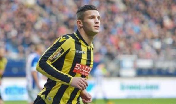 美记：恩比德右膝仍酸痛但治疗正确，他或许将缺席更久