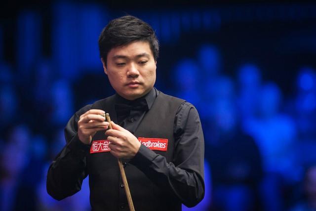 FIFA官方：C罗因直红被禁赛3场，剩余两场被缓期一年执行