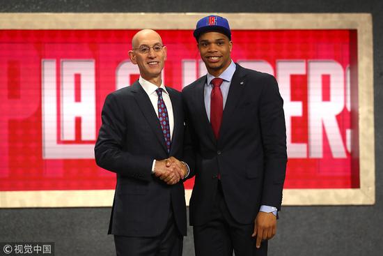 詹姆斯助攻队友完成精彩扣篮